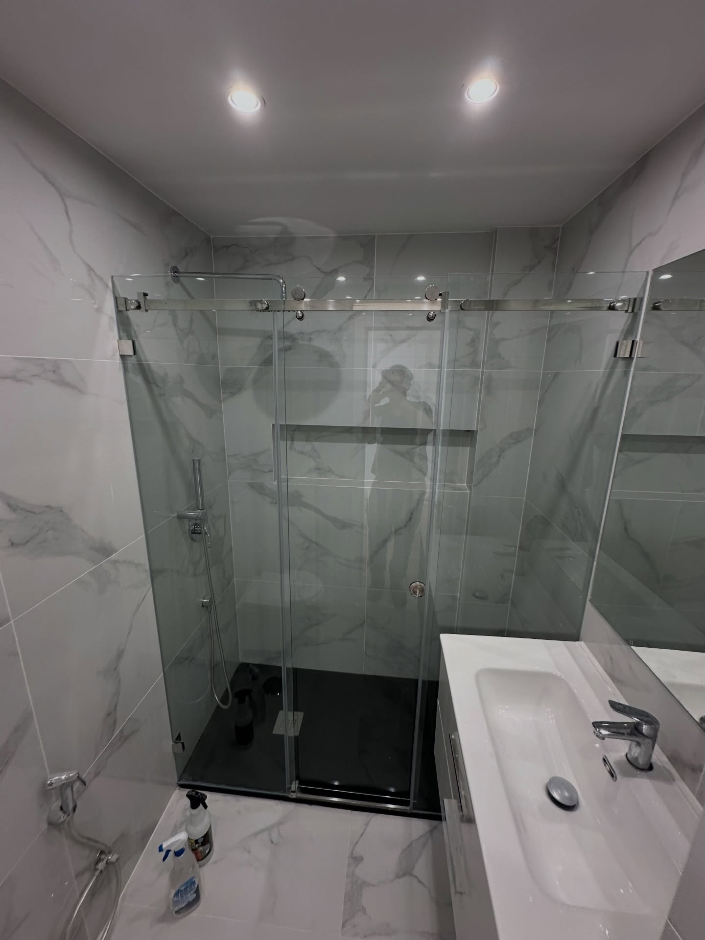 Casa de banho remodelada com base de duche preta e resguardo em vidro