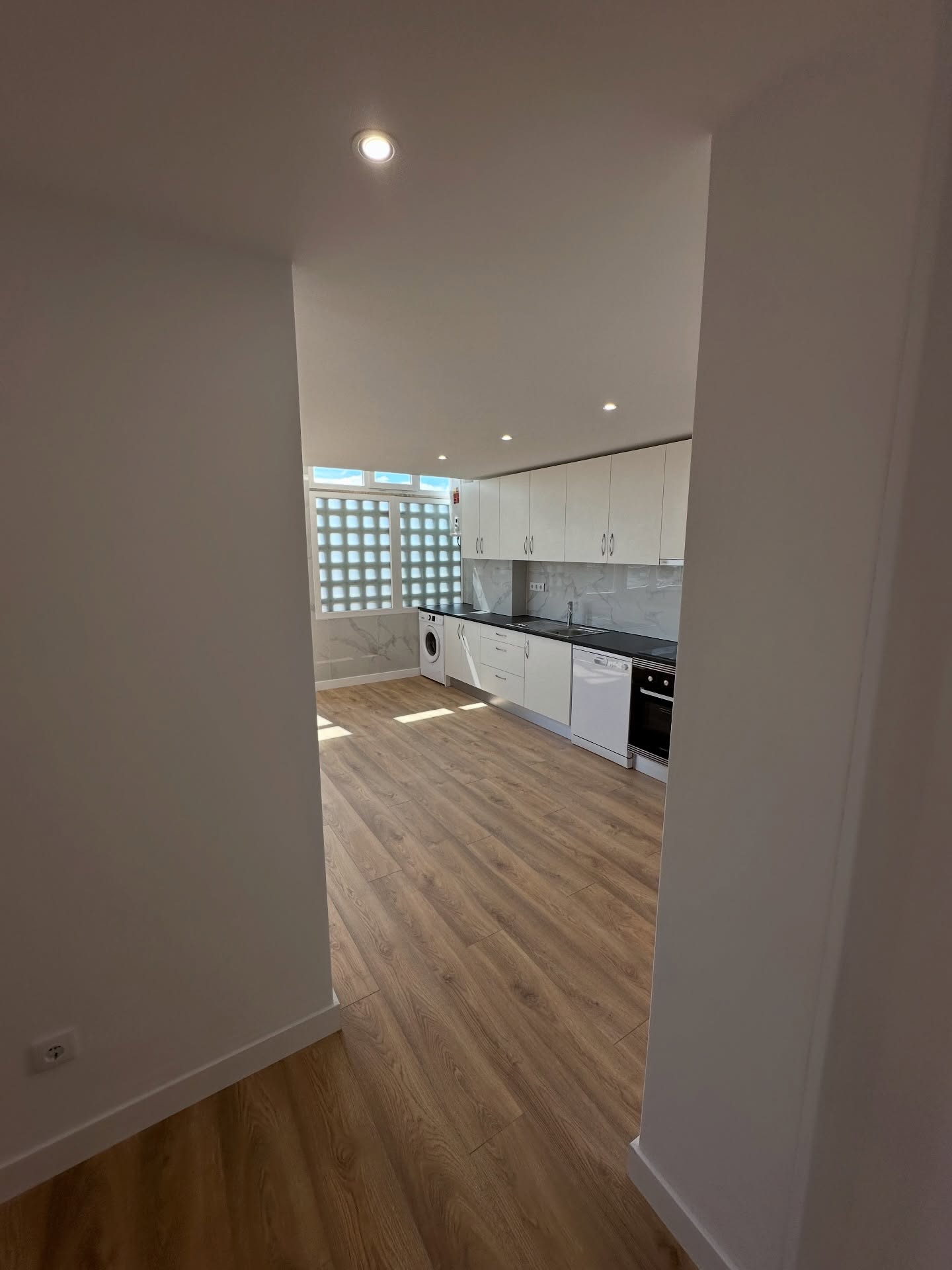 Vista da entrada para a cozinha totalmente renovada