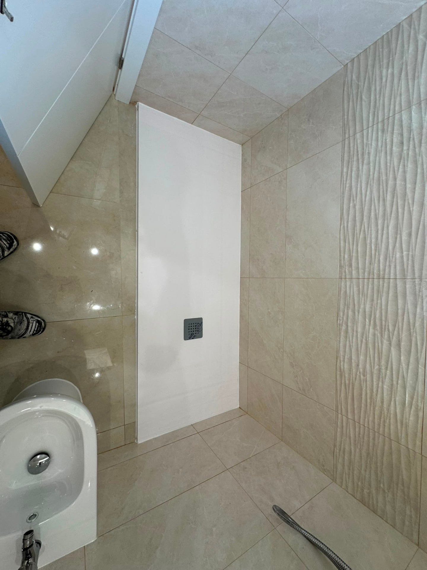 Base de duche extraplana com parede decorativa em relevo