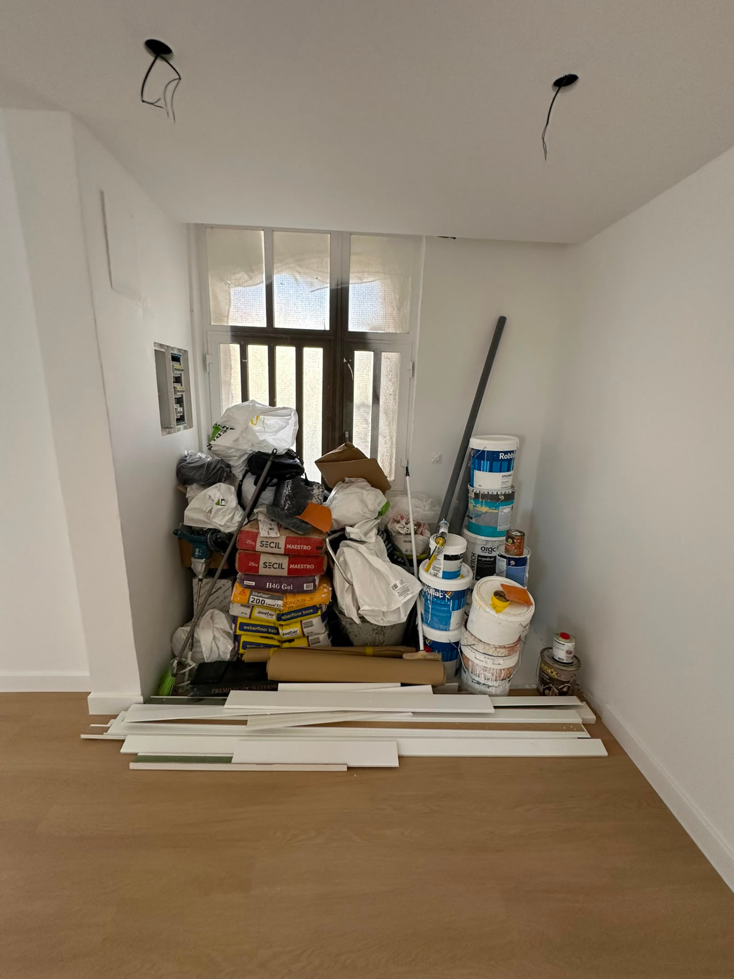 Materiais de obra organizados durante remodelação de interior