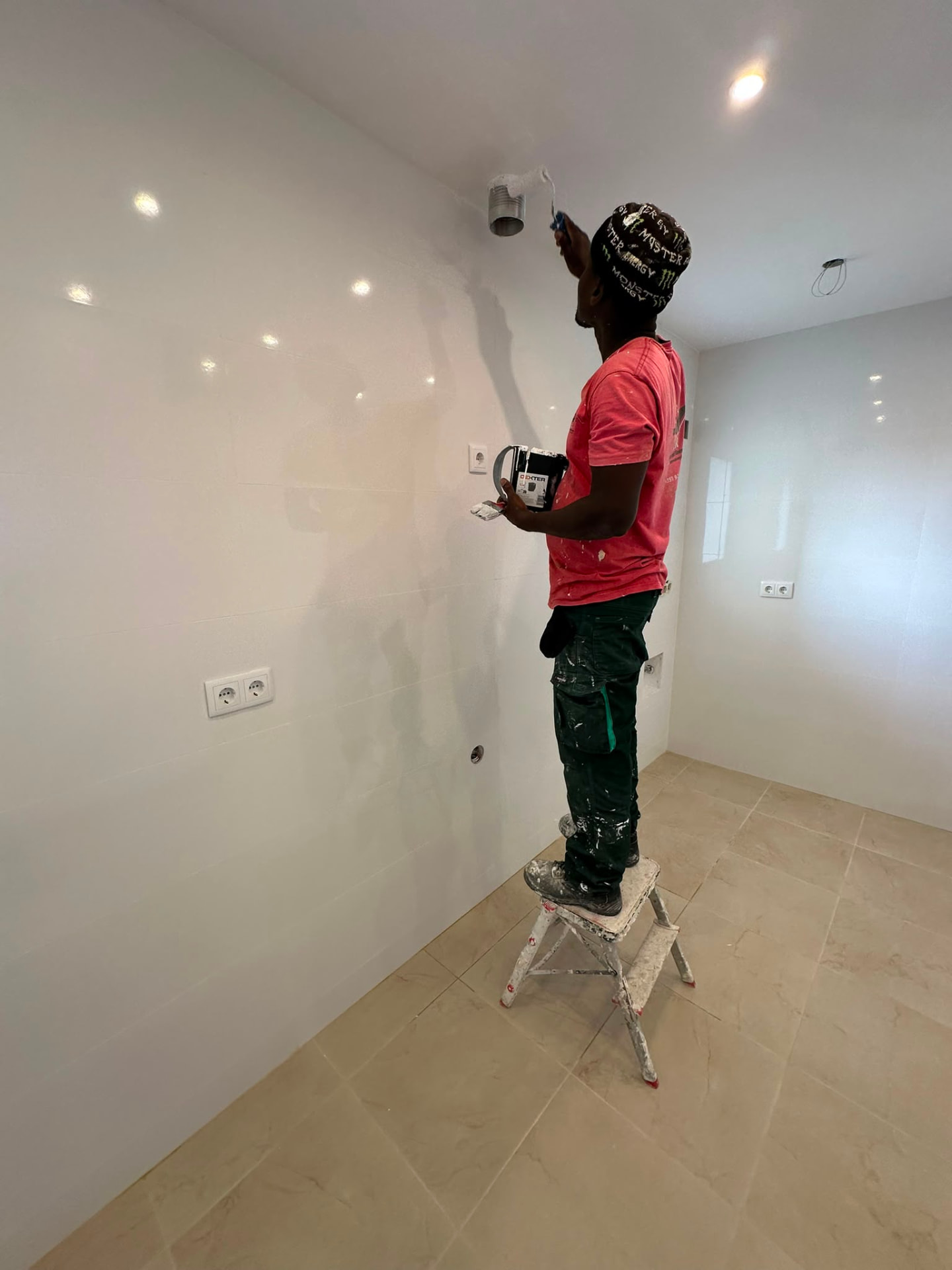 Pintura de acabamento em parede e teto de espaço remodelado