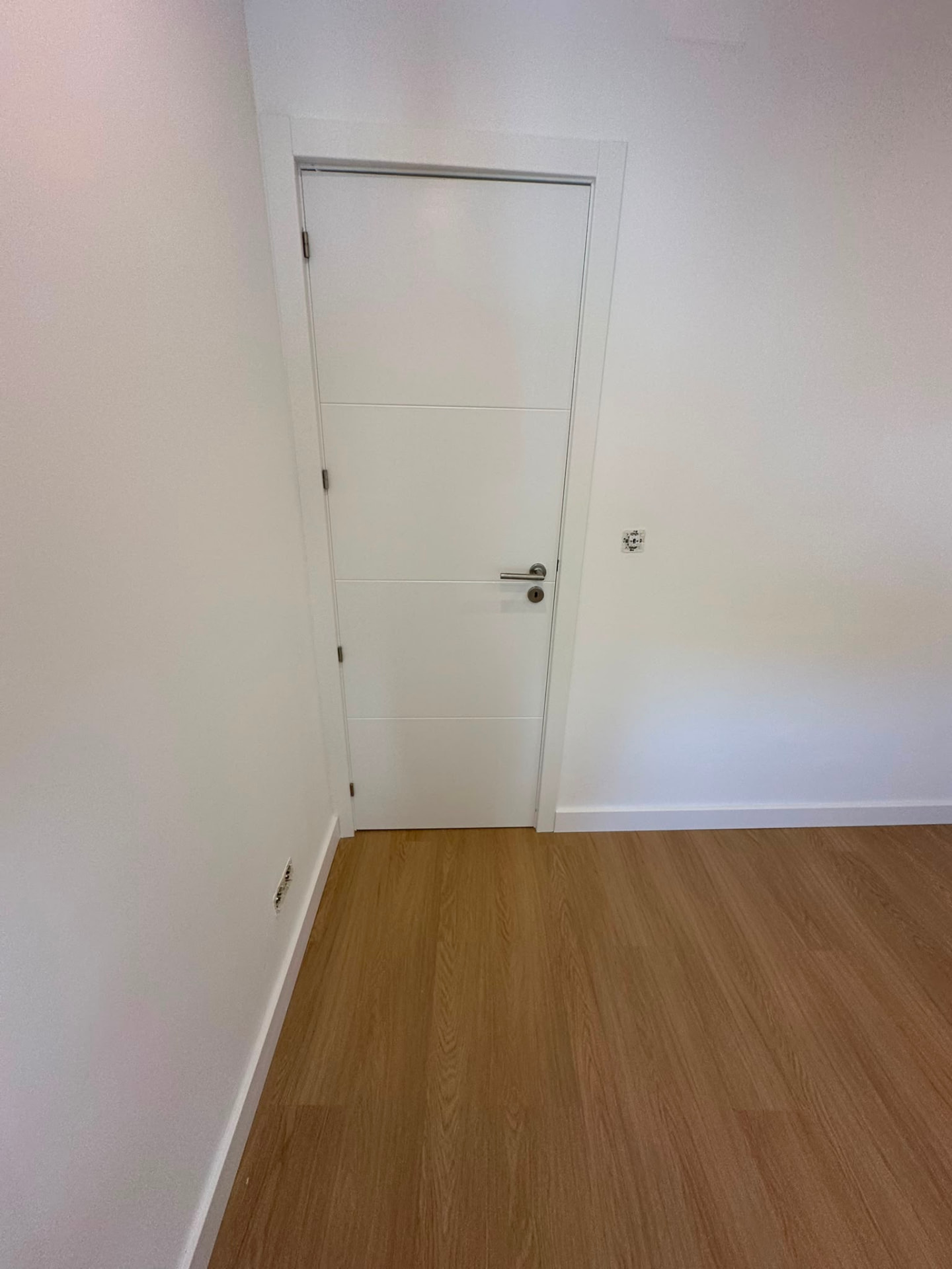 Porta interior lacada a branco instalada com acabamento perfeito