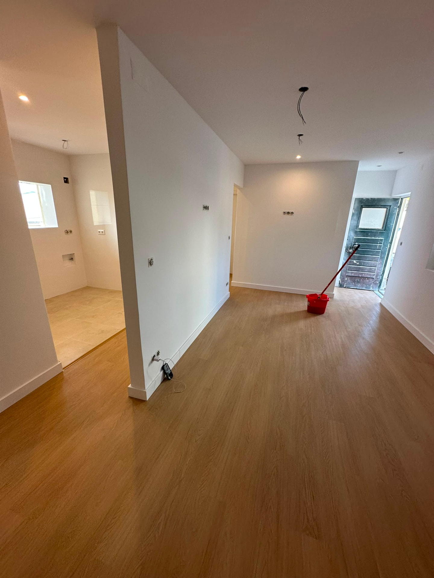 Sala e entrada remodeladas com pavimento vinílico e paredes pintadas de branco